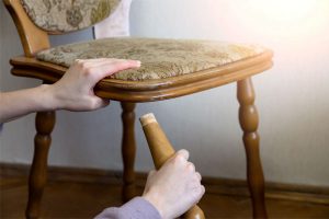 صندلی پایه شکسته